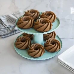 Nordic Ware Etagère ø 25 Cm Kunststof Blauw 6 Nordic Ware Etagère ø 25 Cm Kunststof Blauw -Woonkeuken Winkel 50005 dessert stand 02 780x780 81066.1617722754.1280.1280