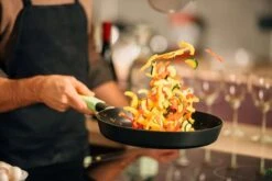 Gastrolux Squality Koekenpan Voor Inductie ø 28 Cm Aluminium Met Blauwe Greep 5 Gastrolux Squality Koekenpan Voor Inductie ø 28 Cm Aluminium Met Blauwe Greep -Woonkeuken Winkel koek 2