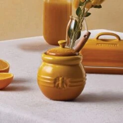 Le Creuset Honingpot Met Spatel Aardewerk Nectar -Woonkeuken Winkel le creuset honingpot met spatel aardewerk nectar 1