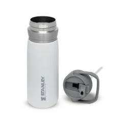 Stanley The IceFlow Flip Straw Water Bottle 650 Ml Polar 5 Stanley The IceFlow Flip Straw Water Bottle 650 Ml Polar -Woonkeuken Winkel stanley thegoiceflowflipstrawwaterbottle0.65l 22oz polar 4 1800x1800